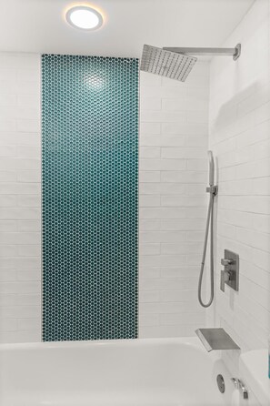 Dusche, Haartrockner, Handtücher, Shampoo