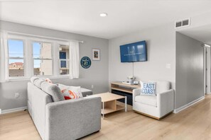 TV, offices - Golden Shores Penthouse (Ocean City)