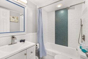 Shower, hair dryer, towels, shampoo - Golden Shores Penthouse (Ocean City)