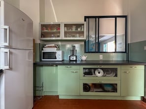 Réfrigérateur, four à micro-ondes, un four, surface de cuisson