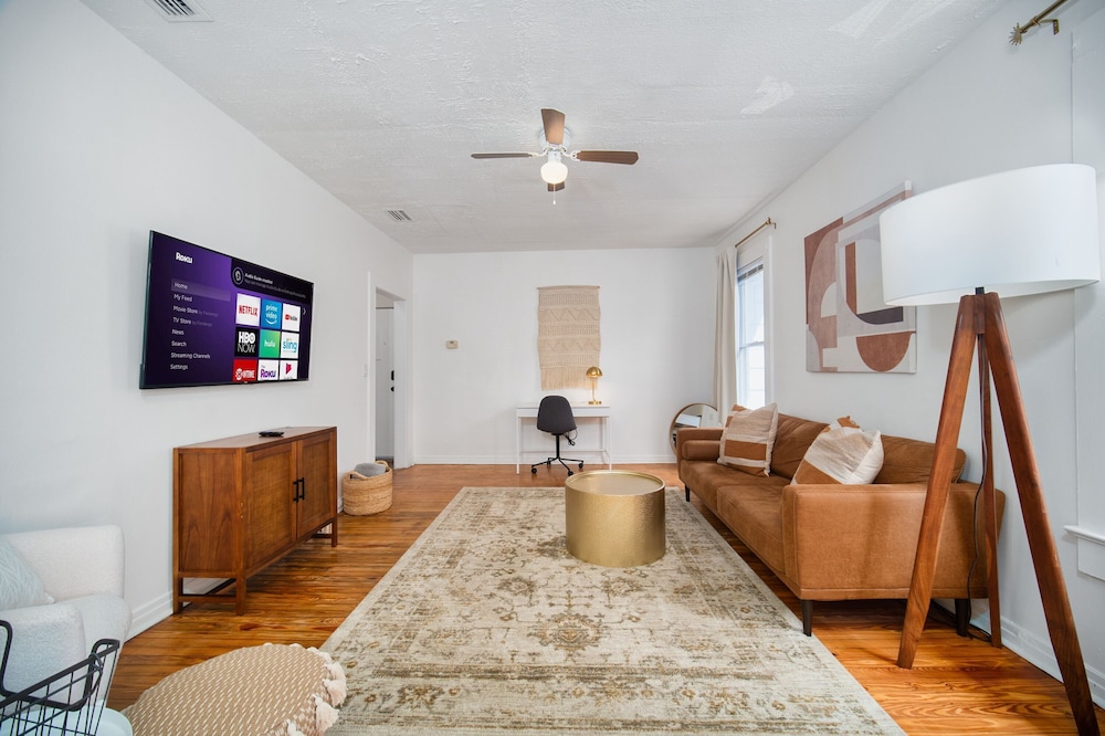 This house is a 1 bedroom(s), 1 bathrooms, located in Jacksonville, FL.
