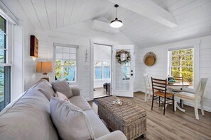 Flat-screen TV - Beachcomber Cottage-Oceanfront! (Surry)