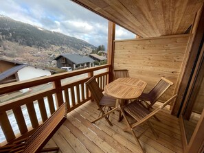 Outdoor dining - Cozy 2-bedroom apartment, balcony, Les Gets (Les Gets)