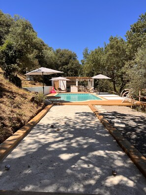 Una piscina al aire libre, una piscina climatizada