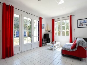 TV - 4-room house in La Palmyre center - 2 bedrooms, pets allowed (La Palmyre)