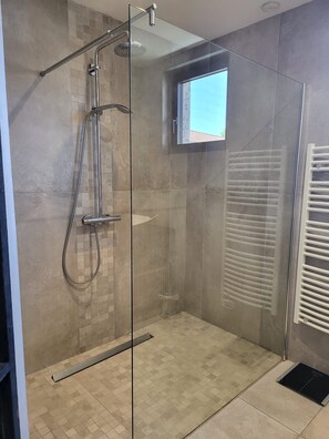 Dusche, Haartrockner, Handtücher, Seife