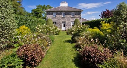 Castle View, Church Farmhouse - Idyllic Countryside Getaway