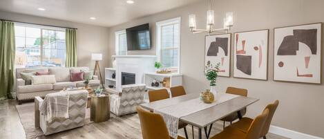 Smart-tv, een open haard, videospelletjes en tafelvoetbal