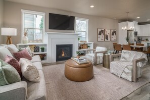 Smart TV, fireplace, video games, foosball - Spacious 5BR Beaverton Home, Game Room, Near Portland (Aloha)