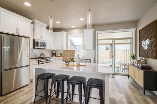 Charming Beaverton, King beds, Game room, 5bdrm!