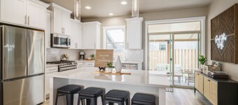 Charming Beaverton, King beds, Game room, 5bdrm!