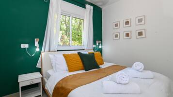 House | Iron/ironing board, bed sheets