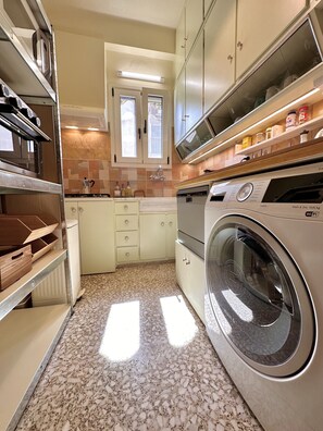 Kjøleskap, mikrobølgeovn, ovn og kokeplater