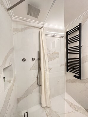 Dusche, Haartrockner, Handtücher, Seife