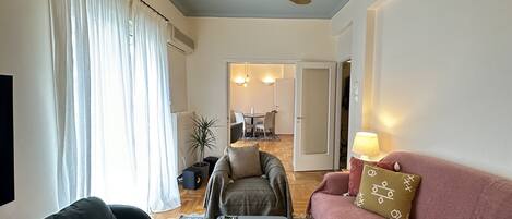 Smart-TV, bøker og stereoanlegg