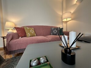 Smart-TV, bøker og stereoanlegg