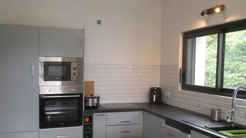 Een koelkast, een microgolfoven, een oven, een kookplaat