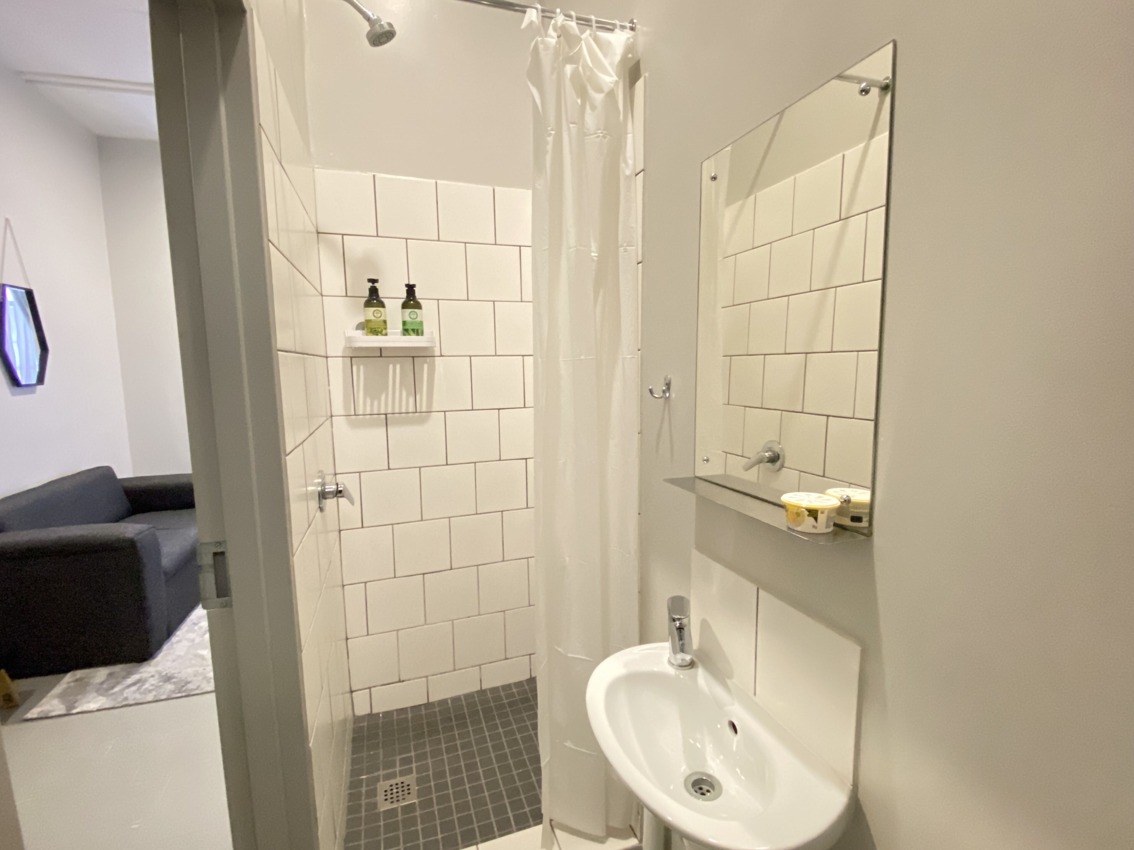 Chuveiro, toalhas de banho, sabonete, shampoo