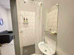 Doccia, asciugamani, sapone, shampoo