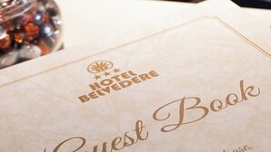 A guest book with the Hotel Belvedere logo and a handwritten message in Italian. - HOTEL BELVEDERE (Canicatti)