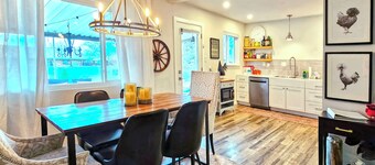 3 Bed/2 Bath home sleeps 6! Near Nob Hill, UNM, Uptown Shopping & Dining + More!