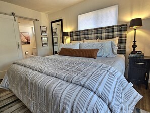 3 bedrooms, desk, iron/ironing board, travel crib - 3 Bed/2 Bath home sleeps 6! Near Nob Hill, UNM, Uptown Shopping & Dining + More! (Albuquerque)