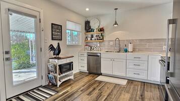 Réfrigérateur, micro-ondes, four, plaque de cuisson