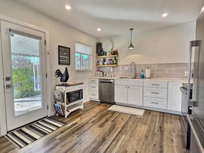 Fridge, microwave, oven, stovetop - 3 Bed/2 Bath home sleeps 6! Near Nob Hill, UNM, Uptown Shopping & Dining + More! (Albuquerque)