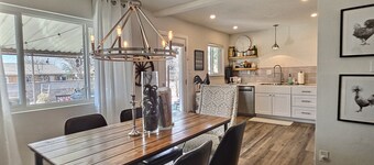 3 Bed/2 Bath home sleeps 6! Near Nob Hill, UNM, Uptown Shopping & Dining + More!