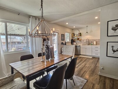 3 Bed/2 Bath home sleeps 6! Near Nob Hill, UNM, Uptown Shopping & Dining + More!