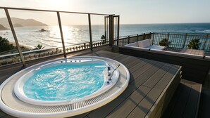 A hot tub on a wooden deck with a view of the ocean and mountains. - seven x seven Itoshima (Fukuoka)