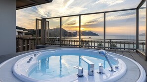 A hot tub with a panoramic ocean view, a glass railing, and a modern architectural design. - seven x seven Itoshima (Fukuoka)