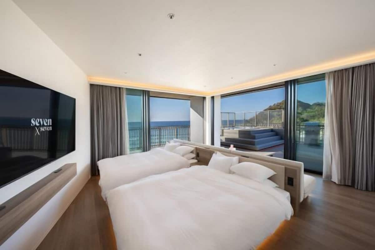 In-room safe, blackout curtains, free WiFi, bed sheets