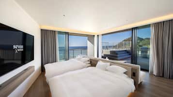 Suite Studio Royale, non-fumeurs, terrasse (The Terrace Chill Suite) | Coffres-forts dans les chambres, rideaux occultants, Wi-Fi gratuit