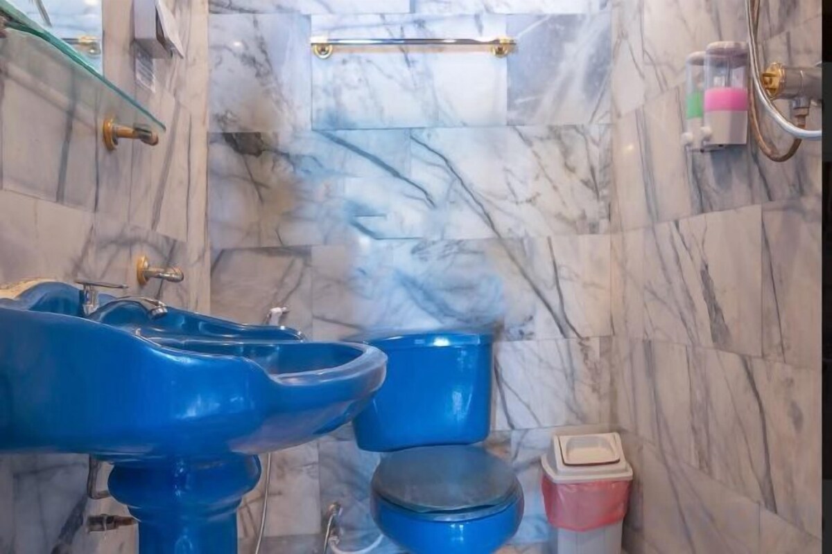 Badkamer | Gratis toiletartikelen, een haardroger, een bidet, handdoeken