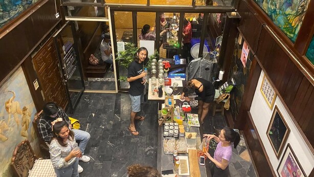 A bustling indoor market with a variety of food stalls and a central seating area. - Blue Dream Guesthouse (Chiang Mai)