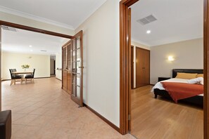 4 chambres, bureau, fer et planche à repasser, lit parapluie