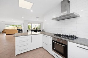 Køleskab, mikrobølgeovn, ovn, kogeplade