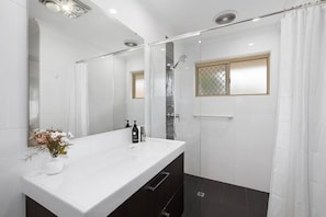 Hair dryer, towels, soap, shampoo - Huge 4bed-2bath Family Home - Close to Everything and Everything you Need (Bull Creek)