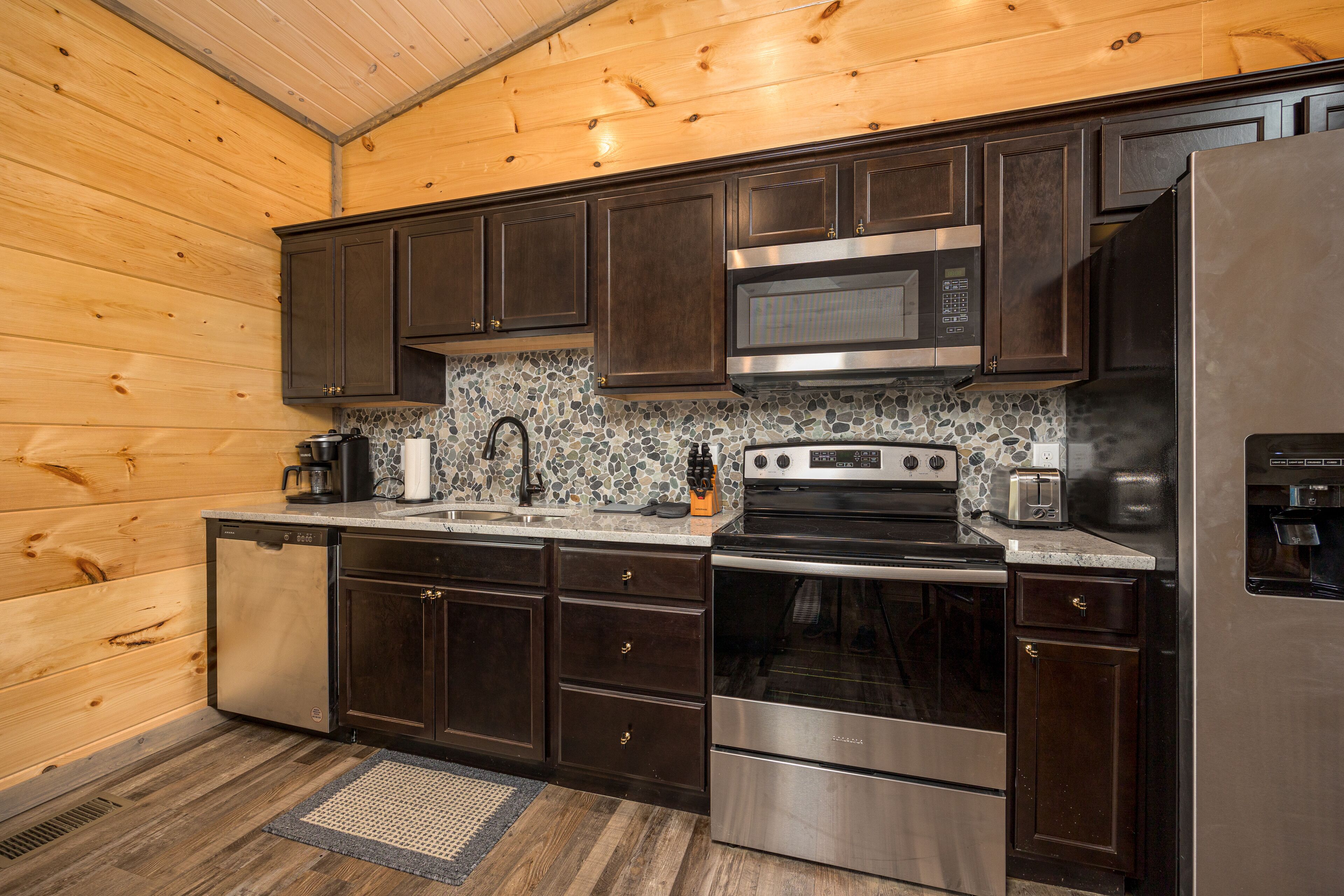Nov/Dec Sale! Family Cabin -Central Location -near Dollywood -Hot Tub & Mtn View