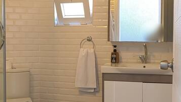 Deluxe Double Room | Bathroom