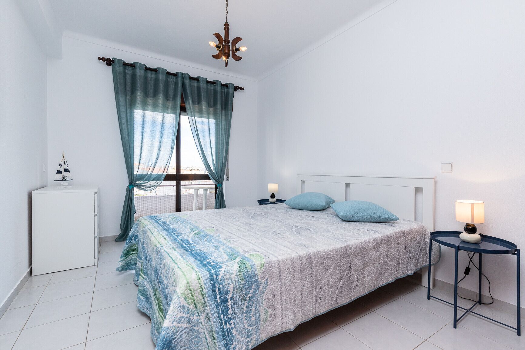 Fer et planche à repasser, draps fournis