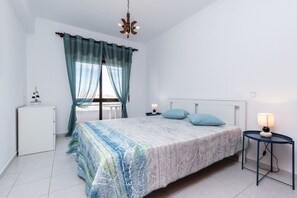 Iron/ironing board, bed sheets