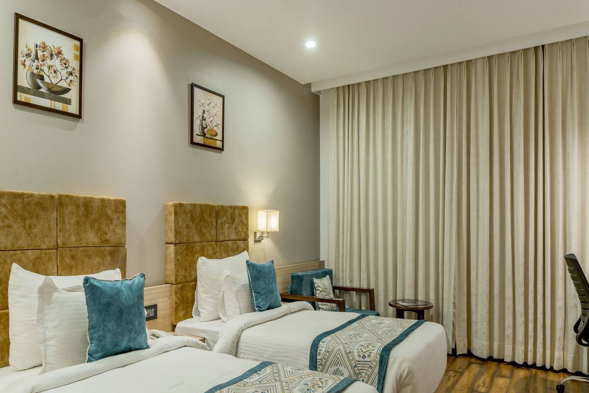 Quarto duplo superior | Roupas de cama premium, ferros/tábuas de passar roupa
