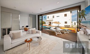 Smart TV, chimenea, videojuegos y tenis de mesa 