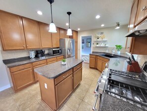 Refrigerador, microondas, horno y parrilla de estufa 