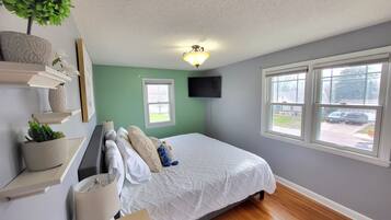 4 bedrooms, in-room safe, desk, iron/ironing board