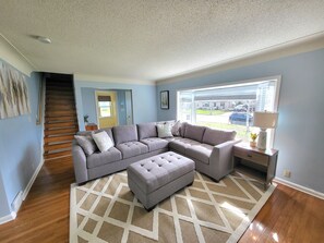 Smart TV, chimenea, futbolito y libros 