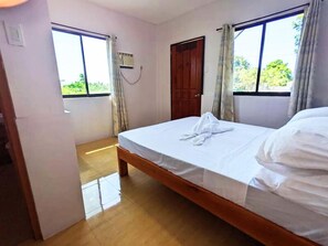 Standard Room | Free WiFi, bed sheets - Magroon's Restobar & Guesthouse (Moalboal)