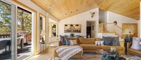 Una televisión, una chimenea, una oficina